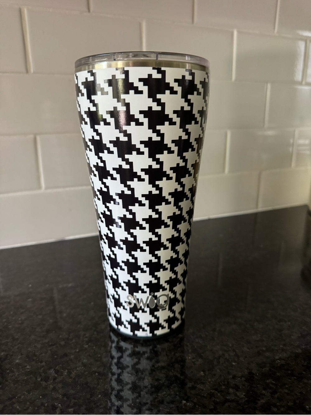 Swig Black & White Houndstooth Tumbler with Clear Lid